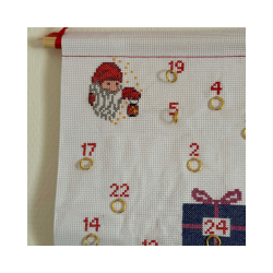 F�rdigsyet hjemmebroderet pakkekalender. Str. ca 35x42 cm