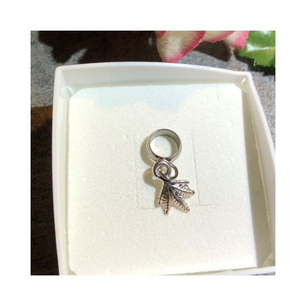 Charm til 5 mm lderarmbnd med slvfarvet ahorn blad