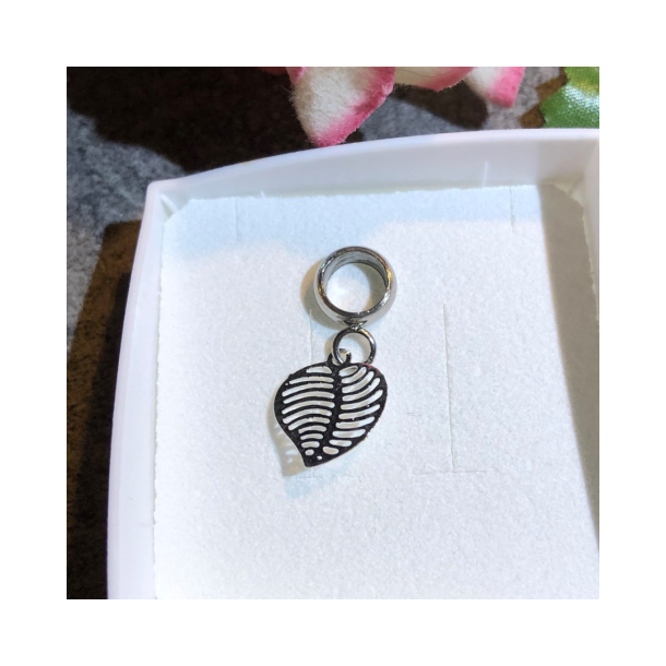 Charm til 5 mm lderarmbnd med forslvet blad