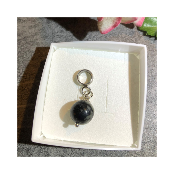 Charm til 5 mm lderarmbnd med 8mm sort perle
