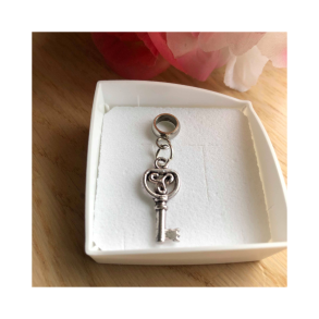 Charm med forslvet ngle  passer til 5 mm lderarmbnd