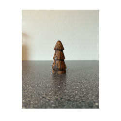 H�nddrejet juletr� i tr� � hyggelig julepynt