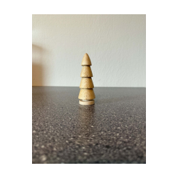 H�nddrejet juletr� i tr� � hyggelig julepynt