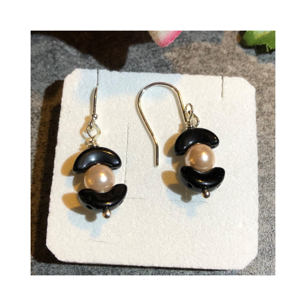 Hngereringe med lyserd shell pearl og 2 sorte buede perler