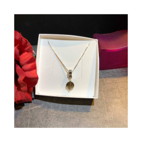 Halskde med rgfarvet glassten  45 cm + 3 cm forlngerkde