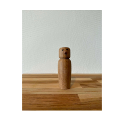 Unik h�nddrejet tr�figur med valgfri hat. H�jde ca 12-15 cm