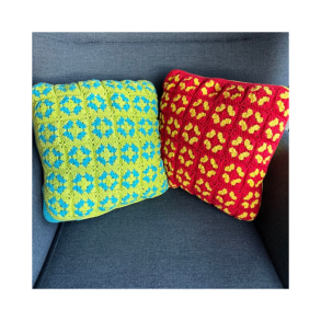 Hjemmehklet pude. Str. ca 35x35 cm. Mnster Oldemorsfirkanter