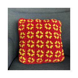 Hjemmehklet pude. Str. ca 35x35 cm. Mnster Oldemorsfirkanter