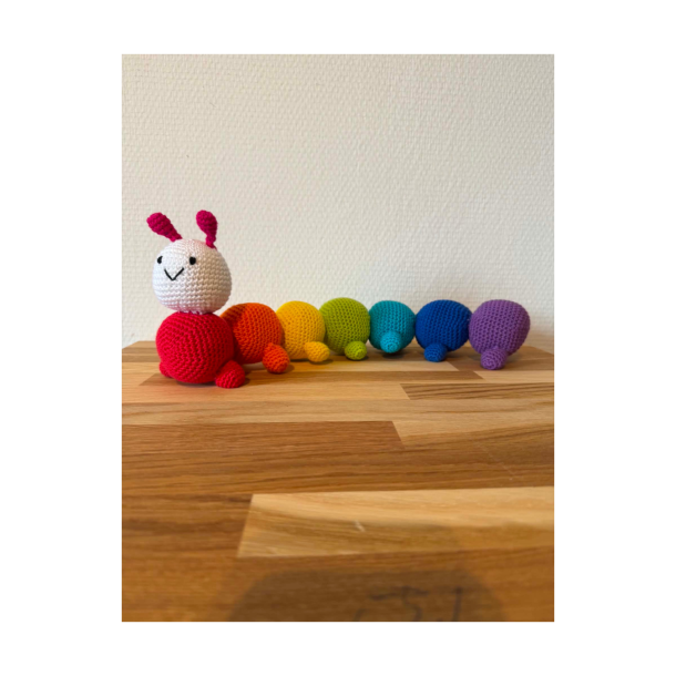 Hjemmeh�klet regnbuelarve i 100 % bomuld � 40 cm