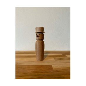 Unik h�nddrejet tr�figur med valgfri hat. H�jde ca 12-15 cm