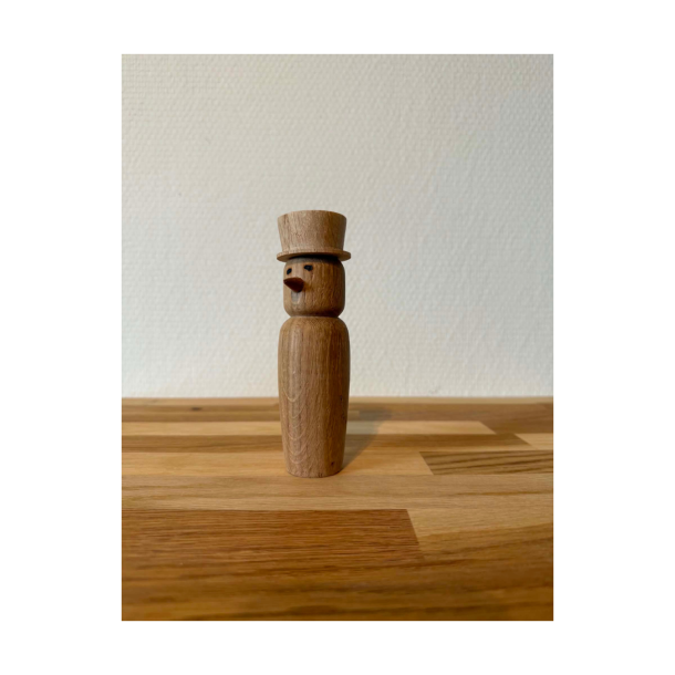 Unik h�nddrejet tr�figur med valgfri hat. H�jde ca 12-15 cm