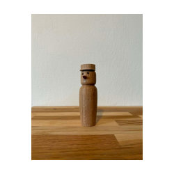 Unik h�nddrejet tr�figur med valgfri hat. H�jde ca 12-15 cm