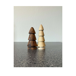 H�nddrejet juletr� i tr� � hyggelig julepynt