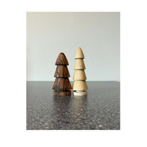 H�nddrejet juletr� i tr� � hyggelig julepynt