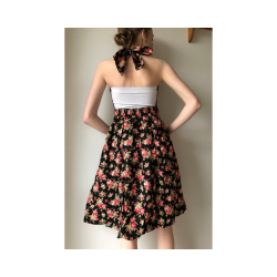 Kort kjole. Sort med blomstermnster. Mrk: iriot. Str M