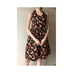Kort kjole. Sort med blomstermnster. Mrk: iriot. Str M