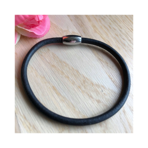 Lderarmbnd 4 mm. Matsort. Stl magnetls. Lgd: ca 21 cm