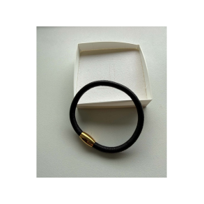 Sort l�derarmb�nd i 5 mm kalvel�der med forgyldt magnetl�s