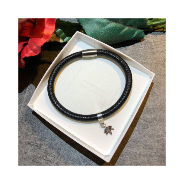 Lderarmbnd 5 mm med forslvet ahorn blad. Lgd: 21 cm