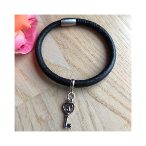 Lderarmbnd 5 mm sort m/nglecharm. Lgd.ca 21 cm