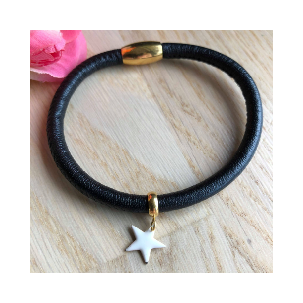 Lderarmbnd 5mm med hvid emalje stjerne og forgyldt magnetls