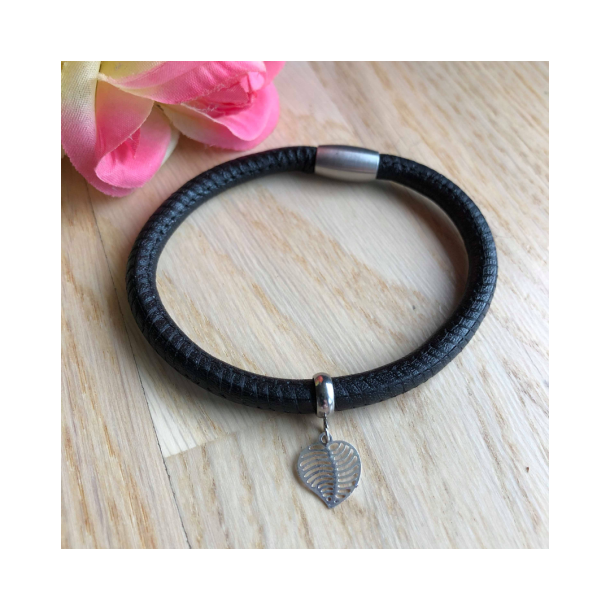 Lderarmbnd sort 5 mm med slv blad charm. Lgd: 21 cm