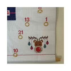 F�rdigsyet hjemmebroderet pakkekalender. Str. ca 35x42 cm