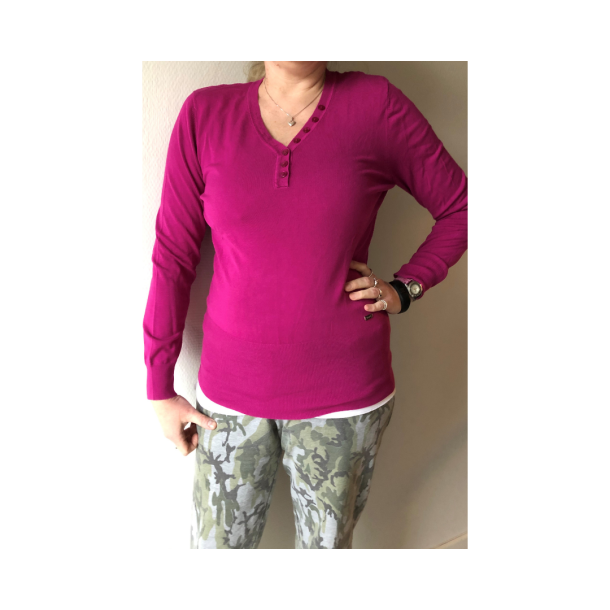 Sweatshirt/Pullover med knapper. Cerise. Mrk: Delmod. Fes i str 40+42+44