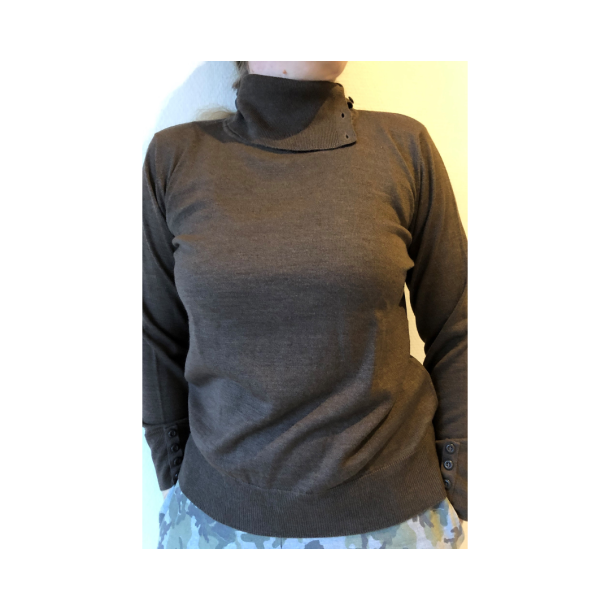 Sweatshirt/Pullover mrkebrun m/knapper i hj hals. Mrk: Delmod. Fes i str.44 &amp; 46