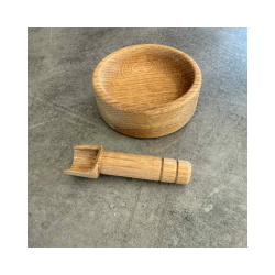 Saltkar med ske. Egetr. Str.  7 cm x H: 3,5 cm x D: 2 cm.