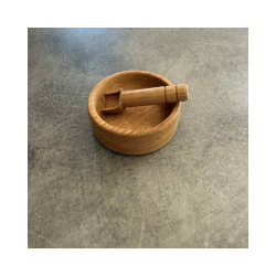 Saltkar med ske. Egetr. Str.  7 cm x H: 3,5 cm x D: 2 cm.