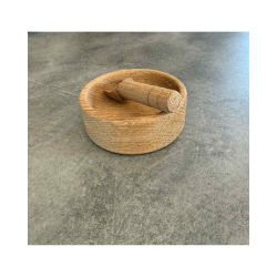 Saltkar med ske. Egetr. Str.  7 cm x H: 3,5 cm x D: 2 cm.