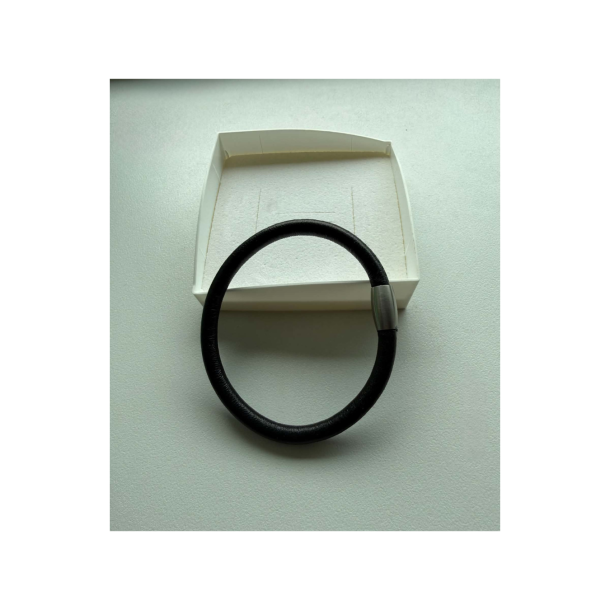 Sort l�derarmb�nd 5 mm med mats�lv magnetl�s ca 21 cm