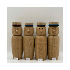 Studenter figur i tr� � unik & h�ndmalet. Str. ca 13x3,5 cm