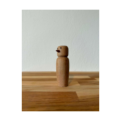 Unik h�nddrejet tr�figur med valgfri hat. H�jde ca 12-15 cm