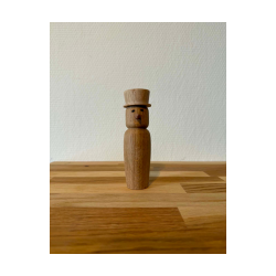 Unik h�nddrejet tr�figur med valgfri hat. H�jde ca 12-15 cm