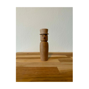 Unik h�nddrejet tr�figur med valgfri hat. H�jde ca 12-15 cm