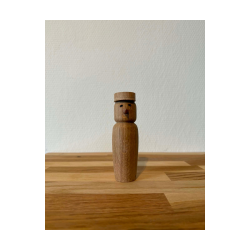 Unik h�nddrejet tr�figur med valgfri hat. H�jde ca 12-15 cm