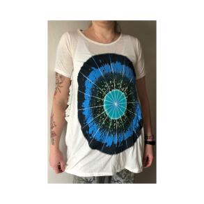 T-shirt. Hvid m/print foran og fryns i siden