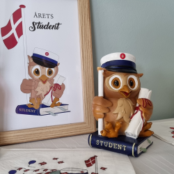 Ugle. Student figur. Rd eller bl hue. Str. 20x8,5x6 cm