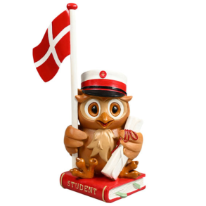 Ugle. Student figur. Rd eller bl hue. Str. 20x8,5x6 cm